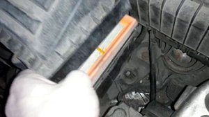 Как заменить на пассат б6 фильтр воздушный двигателя быстро.