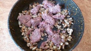 Лапша с фаршем и грибами