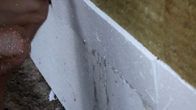 Как утеплить фасад дома. Утепляем дом каменной ватой и пенопластом "без опыта своими руками" ч.6. смотреть онлайн