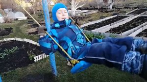 Как научиться качаться на качелях?