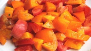 Салат из помидор с плавленным сыром и сухариками