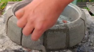 Делаю для цветов кольца из цемента и украшаю дачу! Вместо колес теперь использую такие поделки.