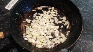 Картофельные зразы с жареным луком на сковороде