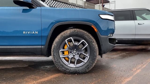 2022 Rivian R1S First Drive | Driving the Newest Electric SUV | Price, Range, Interior & More смотреть онлайн