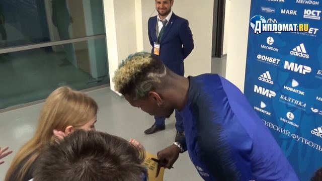 Поль Погба расписался на карточке FIFA Ultimate Team смотреть онлайн