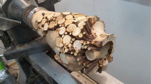 Из веток, нарезанных на кусочки получилась красивая ваза.