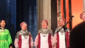 Русские бабушки пою бурятскую песню.