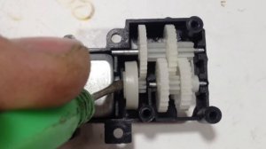 Генератор электричества или фонарик из механизма радиоуправляемой машинки.