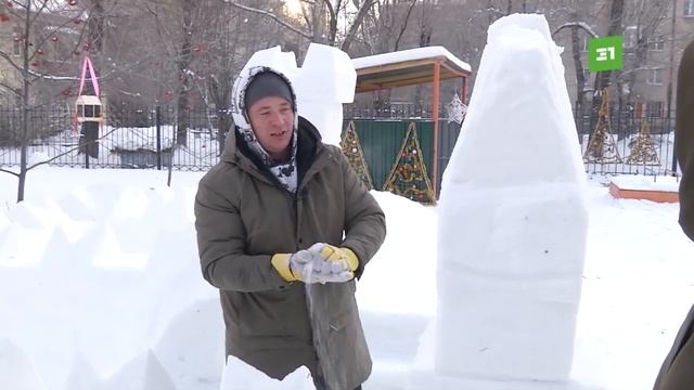 Челябинец, который построил снежный Кремль для воспитанников детского сада, раскрасил башни и часы смотреть онлайн