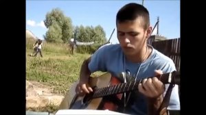Парень классно спел под гитару.
