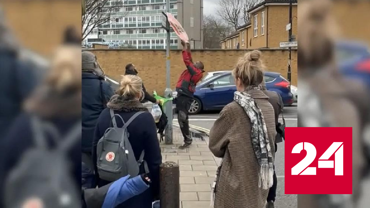 Укравший дорожный знак с граффити Бэнкси не признается, куда спрятал его - Россия 24