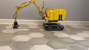 Моя первая самоделка из lego technic - экскаватор с захватом