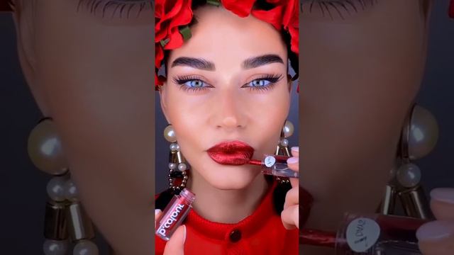 Потрясный образ с аккуратными стрелочками и с акцентом на красные губы❤️ #my7days смотреть онлайн