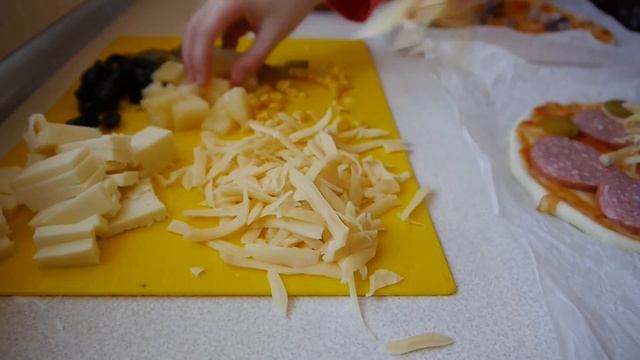 ПИЦЦА ЧЕЛЛЕНДЖ / Дети готовят пиццу / ЧЬЯ Пицца ВКУСНЕЕ ?!? смотреть онлайн