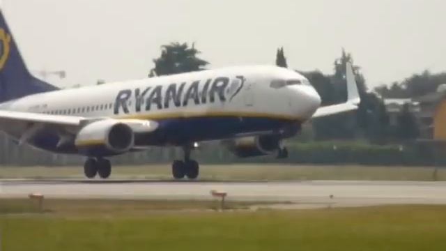 Ryanair EI-DHB landing at Orio al Serio смотреть онлайн