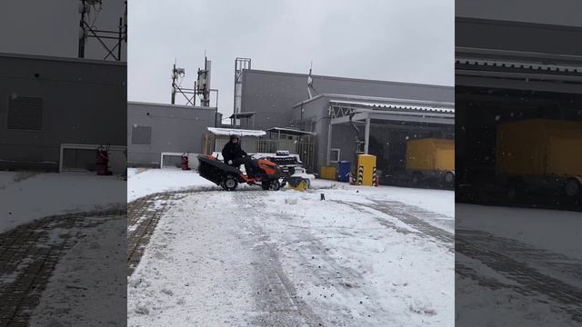 Садовый трактор Husqvarna TC238TX с блокировкой дифференциала и щеткой для уборки снега. смотреть онлайн