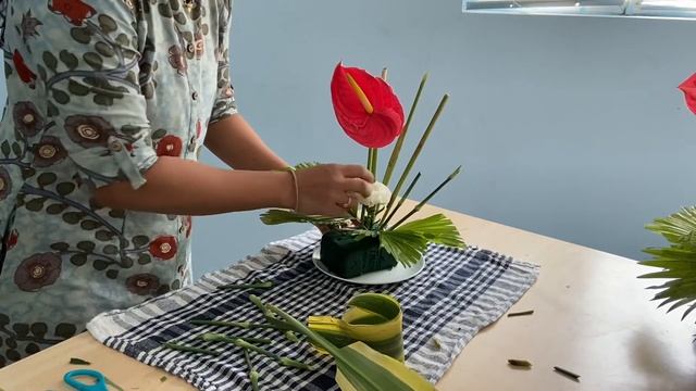 Ikebana flower arrangement- minimal style arrangement смотреть онлайн
