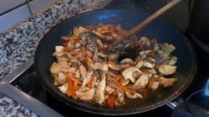 Рисовая лапша с курицей и овощами с соевым соусом! Приготовила по своему рецепту. Очень вкусно!