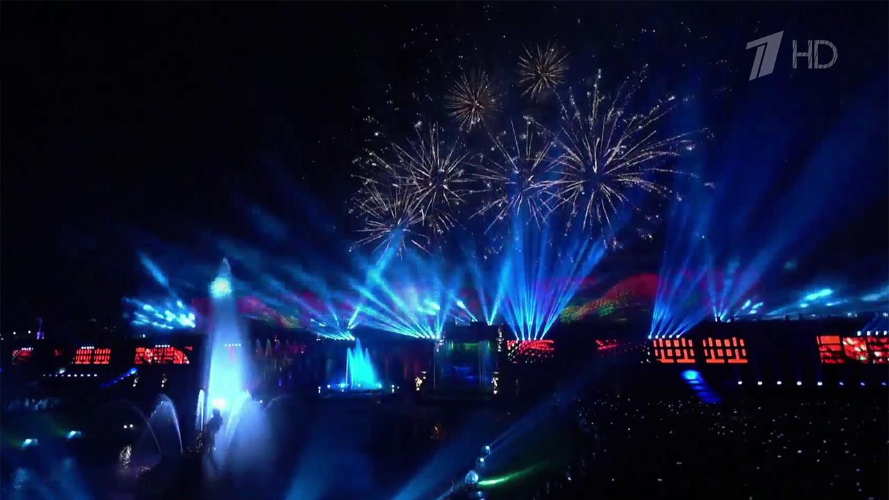 В Петергофе проходит осенний праздник фонтанов