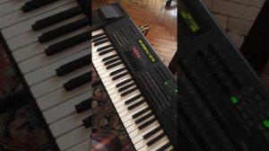 Представление клавишного инструмента Roland-JV1000