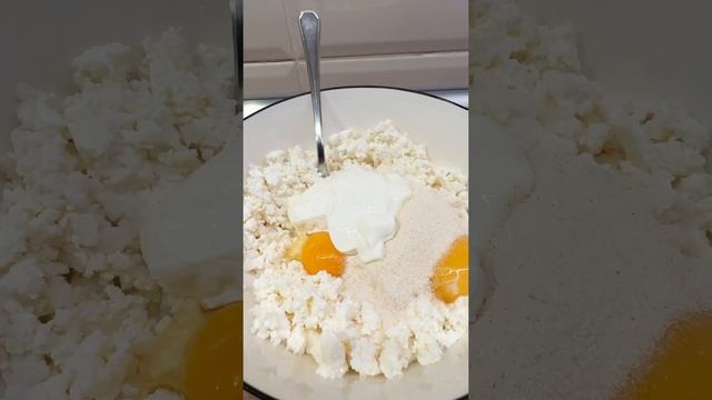 Запеканка ?Творог 2 пачки Яйцо 2 шт Соль, сахар по вкусу Манка 2 ст л Сметана 2 ст л смотреть онлайн