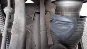 Лечим пыльник пневмабаллона на туареге, временная заплатка.