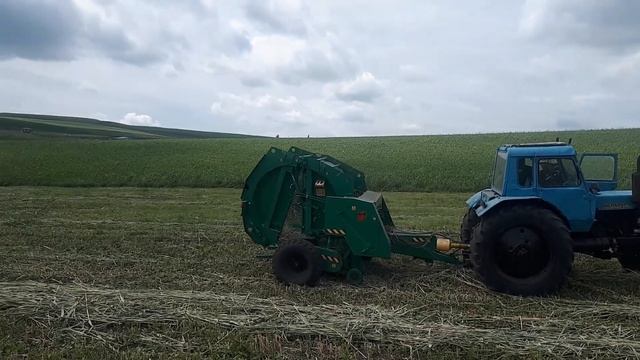 начался сезон сенозаготовки прессуем новым пресс подборщиком ПРФ 145 смотреть онлайн