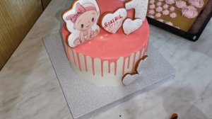 Оформление торта  пряниками и безе