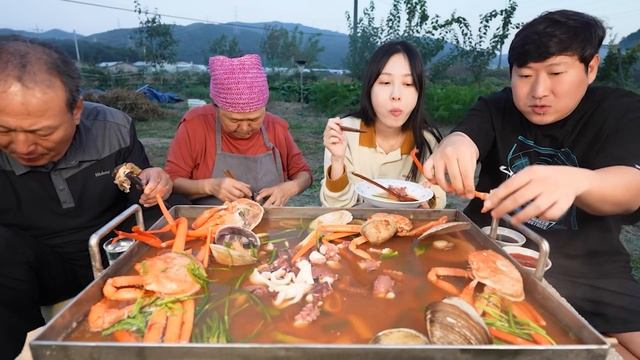 홍게와 문어, 전복에 각종 조개 가득 넣은 얼큰시원한 해물탕~ (Seafood soup with octopus, crab)요리&먹방!! - Mukbang eating show смотреть онлайн