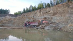 Погрузка самосвала Вольво горной породой.