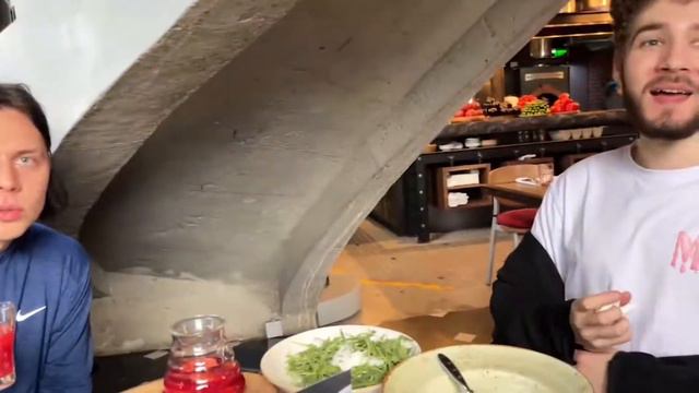 ХАЗЯЕВА ЗАШЛИ В РЕСТОРАН / УГАРАЮТ НАД ОФИЦИАНТОМ / ПОГОНЯ ОТ ПОДПИСЧИКОВ смотреть онлайн