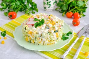 КАК ПРИГОТОВИТЬ САЛАТ С КАПУСТОЙ КРАБОВЫМИ ПАЛОЧКАМИ И ОГУРЦОМ