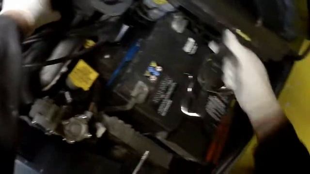 Замена бачка ГУР на Chrysler Voyager 3,3 V6 смотреть онлайн