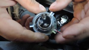 Как поменять лампочку в фаре