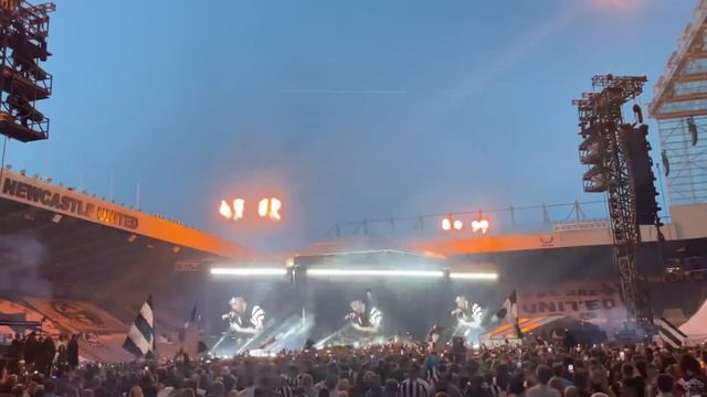 Sam Fender Back in Black with ACDC's Brian Johnson at St James’ Park смотреть онлайн