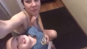 Ребёнок целуется Давид целует Маму и себя