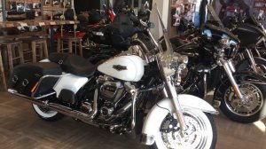 NEW FLHRC Road King Classic 107 Harley-Davidson Crushed Ice Pearl Milwaukee-Eight™ 107