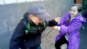 девка бьёт дрища