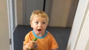 Как малыш Ян в 1 год чешет зубы и ест огурец. How baby Yan at 1 year old scratches his teeth.