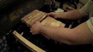 Торцевая разделочная доска из обрезков дуба, розовой акации и ясеня своими руками