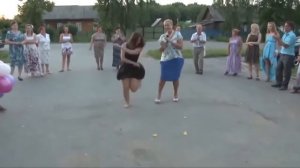 Девчонка классно танцует