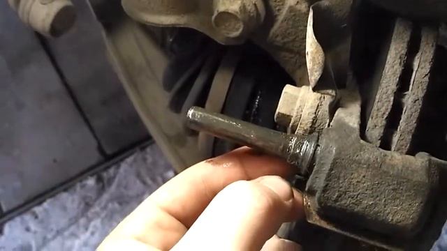 Замене направляющих переднего суппорта смотреть онлайн