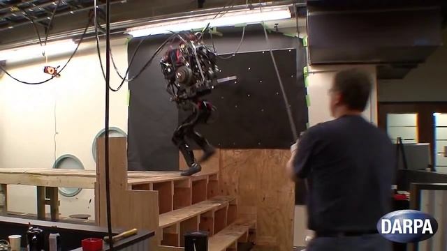 DARPA Робот, поднимающийся по лестнице смотреть онлайн