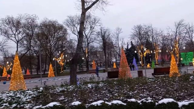 Мариуполь новогодний. Елка в парке " Веселка" на левом берегу.