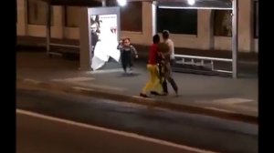 Розыгрыш с куклой Чаки на остановке