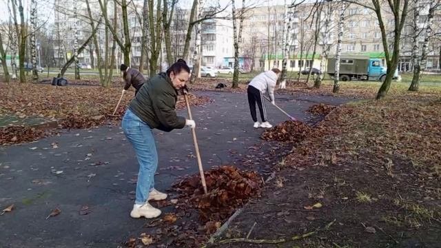 В Смоленске продолжаются общегородские субботники