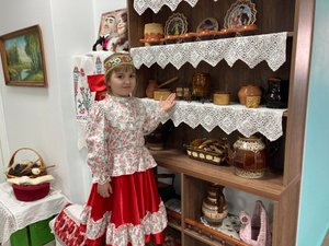 Горка с посудой