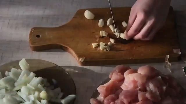 Гоголевский стол. Рецепт галушек с курицей и грибами
