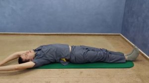 11 упражнение  Растяжка мышц туловища, лёжа на спине