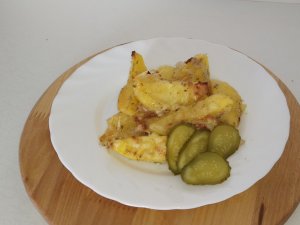 Картофель запеченный в духовке с луком и розмарином.